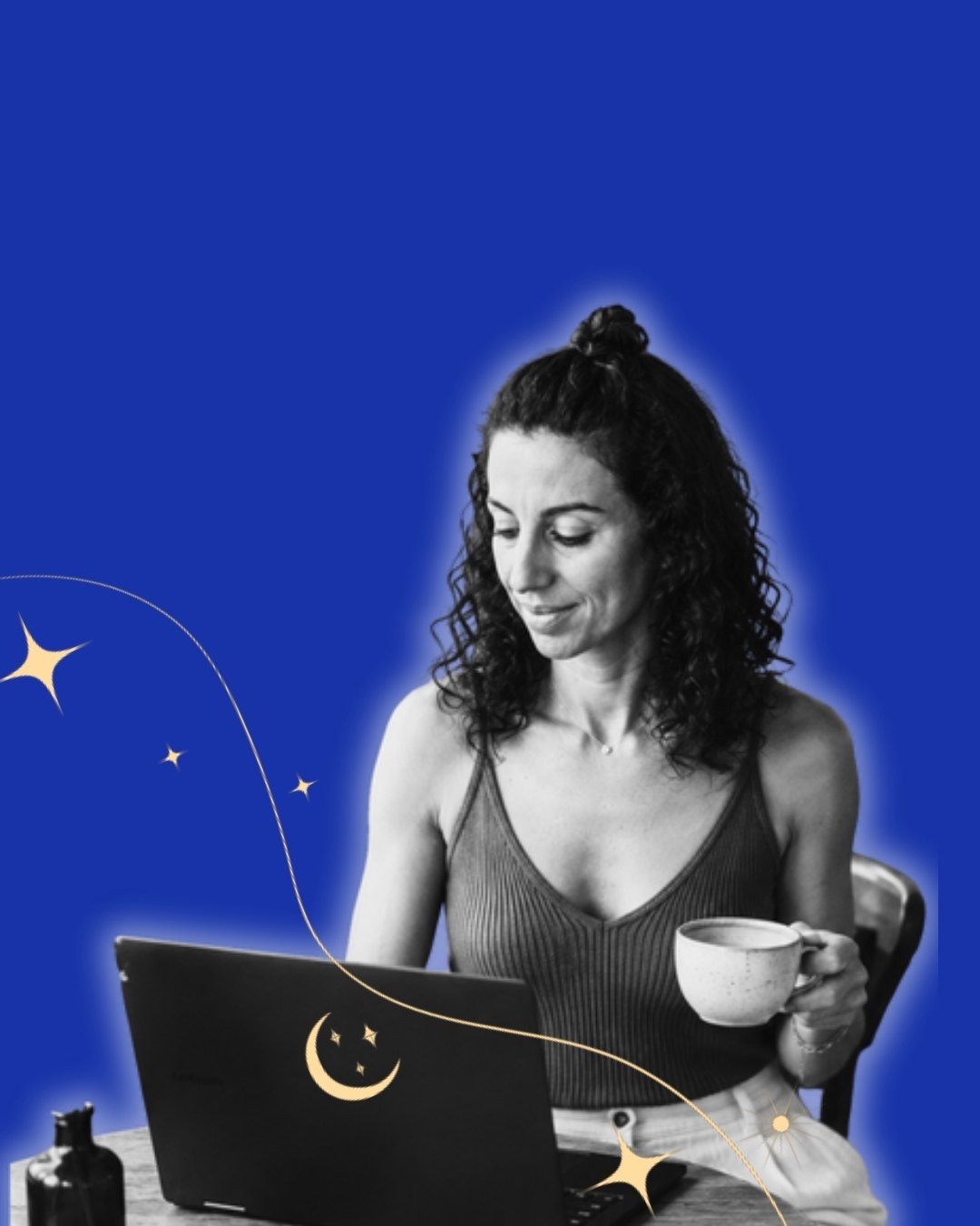 Marion sourit devant son ordinateur, une tasse à la main