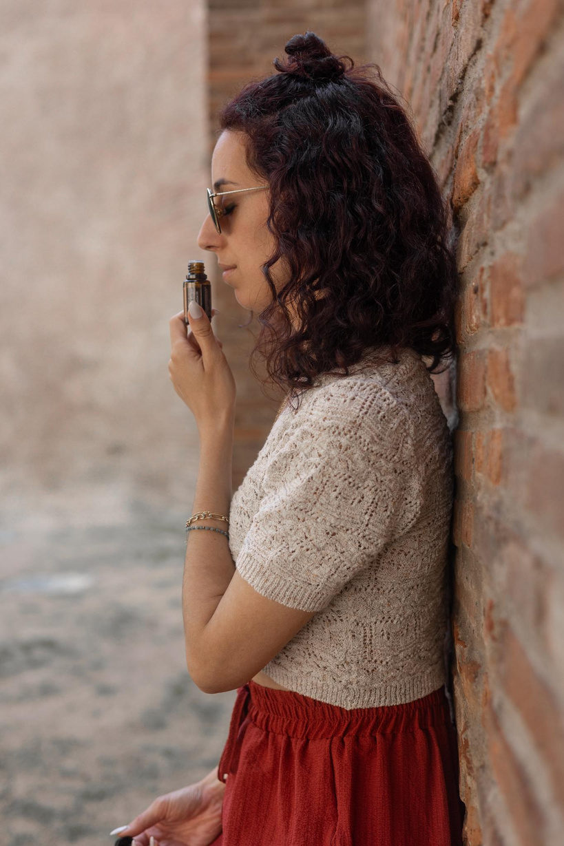 Marion respire un flacon d’huile essentielle