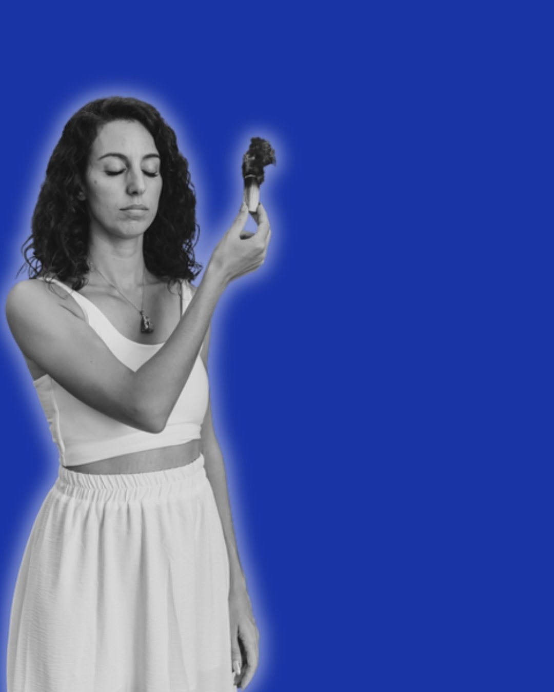 Marion tient un flacon d’huile essentielle